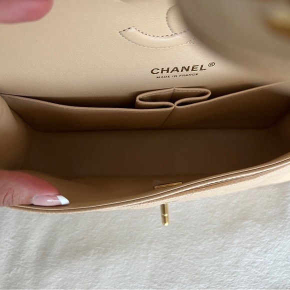 Chanel Medium Classic Beige - Microchip - Picture 7 of 11